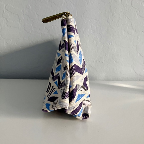 NWOT Clarins Feed 10 Canvas Makeup Cosmetics Bag Pouch Blue and Cream - Picture 6 of 15